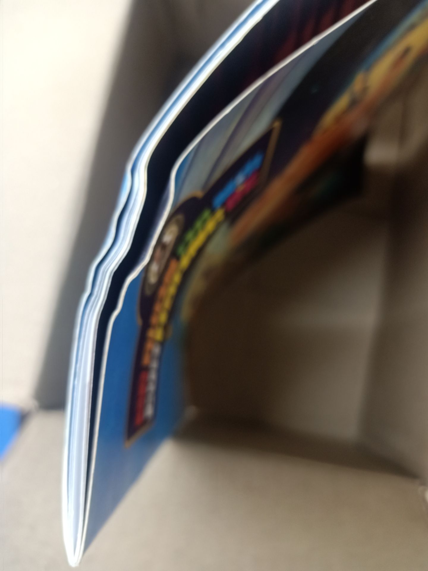 sách đẹp, tuy nhiên tiki để sách trong hộp bé hơn sách nên làm sách bị cong vênh