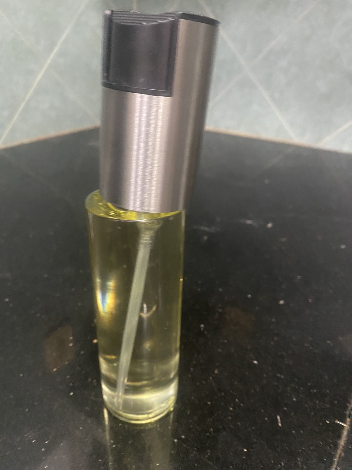 Khi vừa nhận hàng, mình chế dầu vô, cất rồi đi ăn cơm, rồi nghe tiếng rắc, mình đoán ngay là chai dầu có vấn đề (do đọc comment của 1 bạn trước đó với tình trạng tương tự) nên chạy vô xem, y như rằng, đầu lìa khỏi cổ! Mình liên hệ Tiki để complaint và đề nghị đổi lọ mới, Tiki từ chối với lý do là sản phẩm đã qua sử dụng. Nên mình nghĩ sản phẩm này dùng để trưng bày thì ok, bạn có thể mua nó vì ngoài hình nhìn cũng ổn, đừng chế dầu vô xài nha, vì có khả năng nó bị rơi cổ, không trưng bày tiếp được đâu, đổi cũng không được.