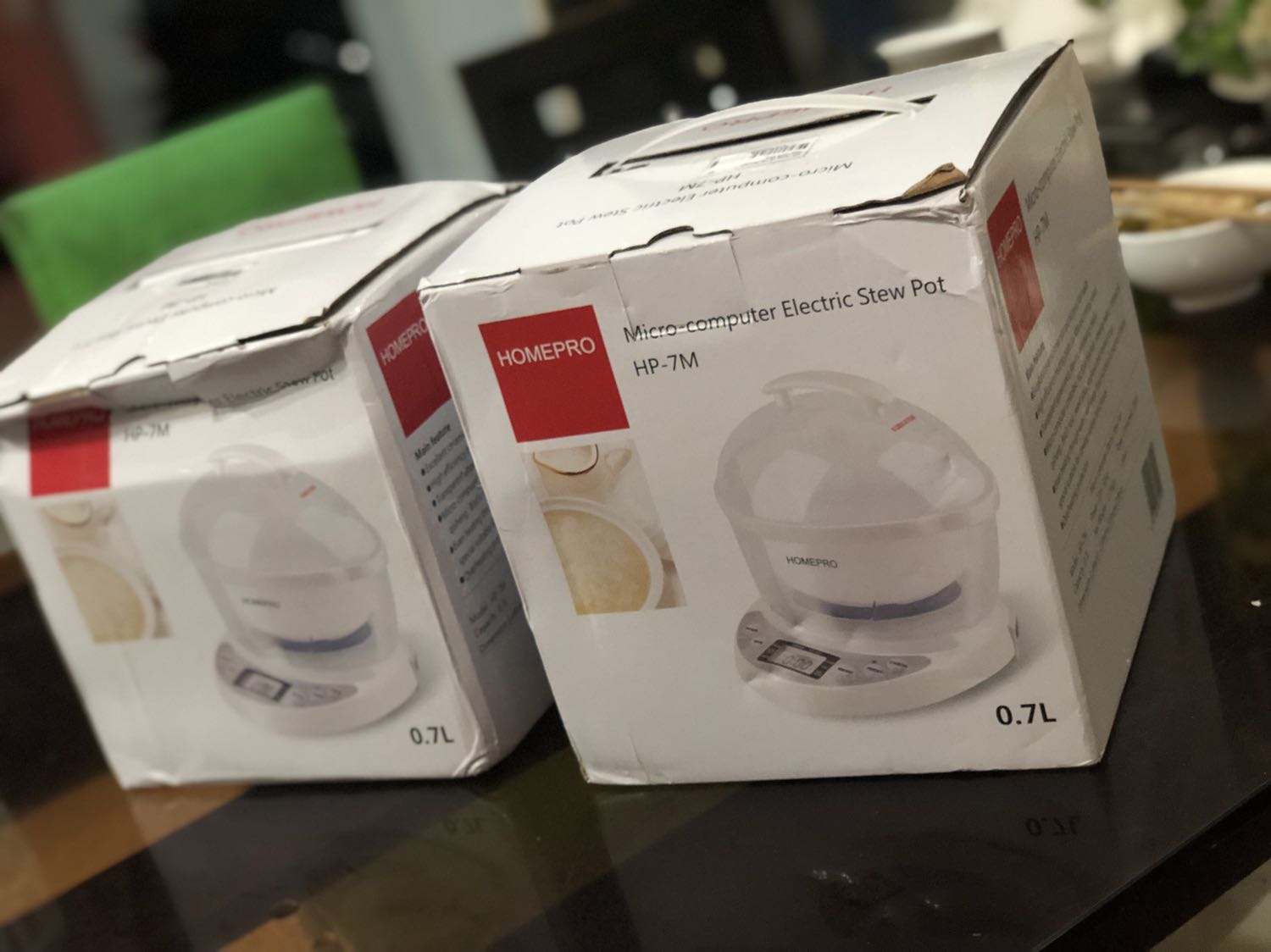 Mẫu mã đẹp, nhỏ, gọn. Có nhiều chế độ và nhiều món trưng cách thuỷ. Đã thử chưng yến và kết quả tốt. 

Có điểm trừ là thùng giao hàng bị hư, móp méo. Mình đặt 2 thùng. 1 để dùng, 1 để tặng. Nếu móp cả 2 thùng thì rất rất tệ khi tặng quà cho khách. 

Tiki nên xem lại sản phẩm trước khi chuyển đến cho khách hàng.