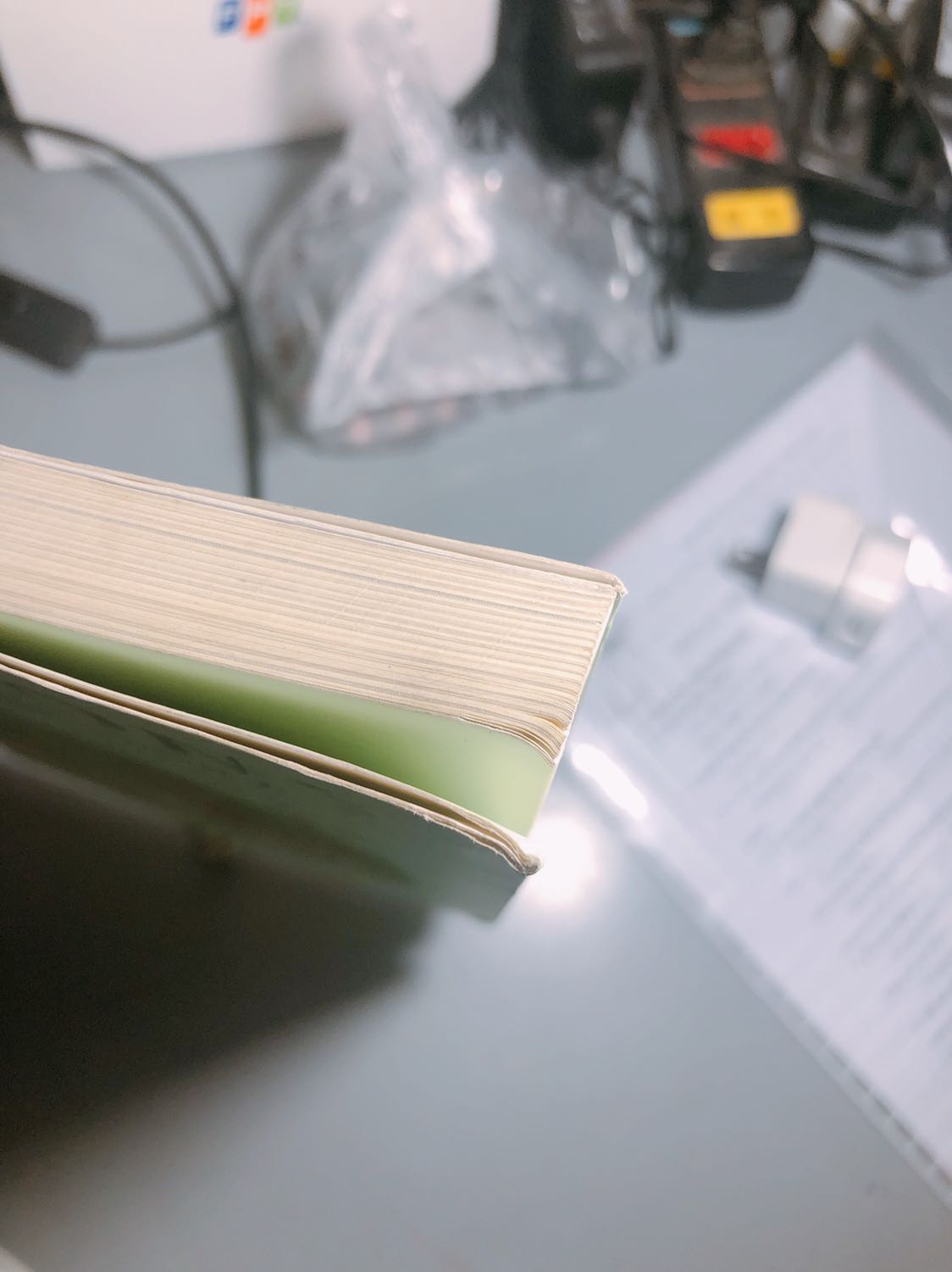 Mình mua của tiki nhiều sách, nhưng lần đầu thấy tiki giao sách khá cũ, bẩn và thậm chí còn bị rách gáy. Hy vọng lần sau tiki giao sách đẹp và chất lượng hơn. Điểm cộng là đóng gói đẹp và giao hàng đúng hẹn!