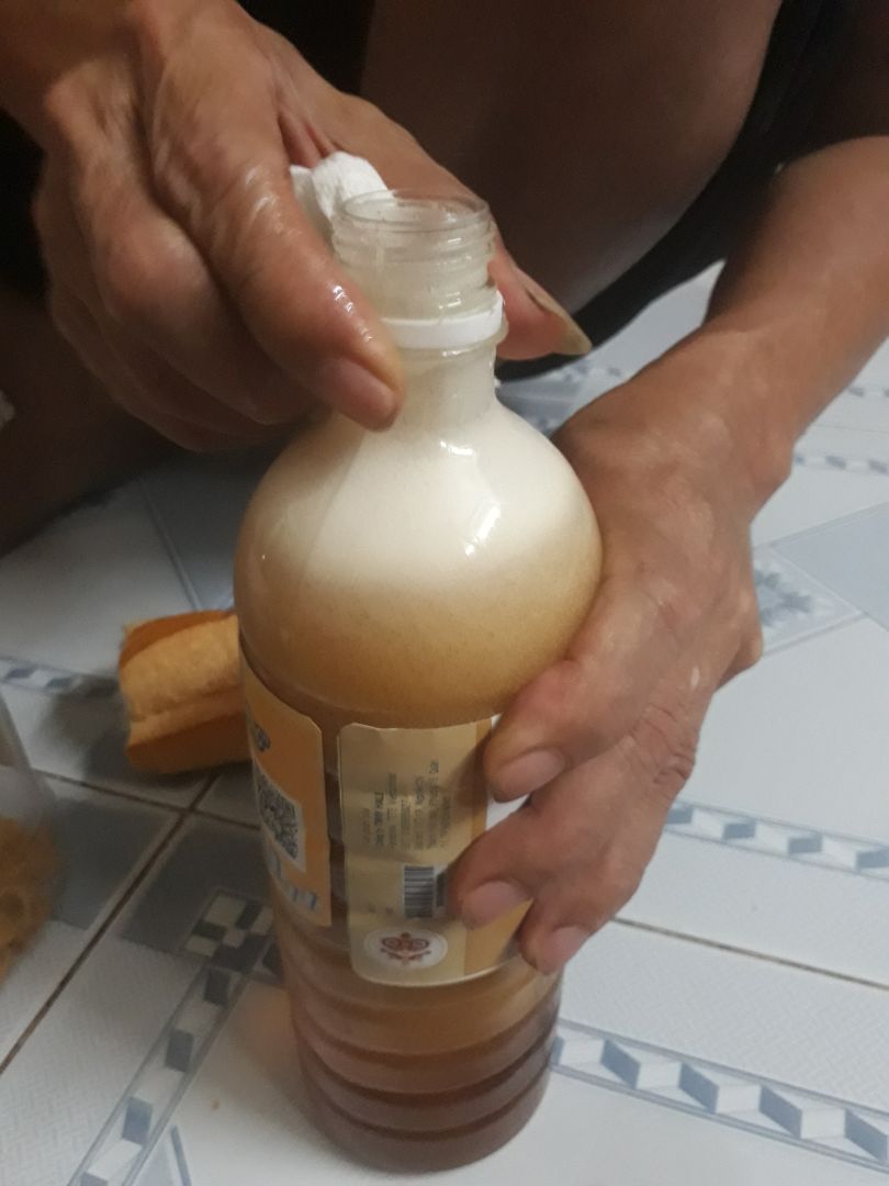 Hôm qua thấy mật ong của TETE sale hơn 50% nên mua về dùng thử. Chai nhựa bị méo nên bị nghiêng về phía trước.
Mật ong rừng hay nuôi thì mình không biết nhưng khi mua về mình thử thì ngọt gắt và có lớp bọt phía bên trên chai. Sau hơn 2 tiếng thì chai mật ong lên bọt nhiều, mở nắp ra lần 2 thì trào ra ngoài như bọt bia nhưng lại không tan hết. Mình không hề lắc hay tác động mạnh đến chai gì cả. Chả hiểu lý do sao chai mật ong bị nữa.
Nói chung là thất vọng với sản phẩm này!