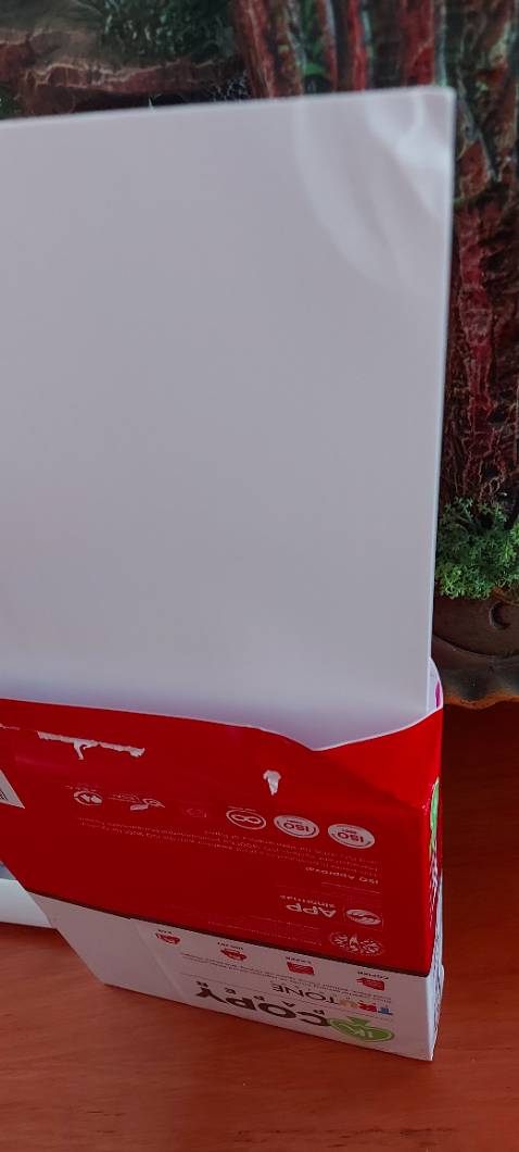 Giấy bị nhăn góc. Đóng gói chưa được tốt, hộp bị gãy móp k biết do vận chuyển hay đã bị từ trước vì ream giấy bị khui keo ra như đã sd rồi. Shop có thiện chí đổi hàng nhưng mình k thk cách làm việc của tiki khi sp cần đc đổi trả. Phức tạp và ảnh huởng đến bưu tá nên m k đổi nữa. Rất hy vọng tiki bv khách hàng như bên ***.
