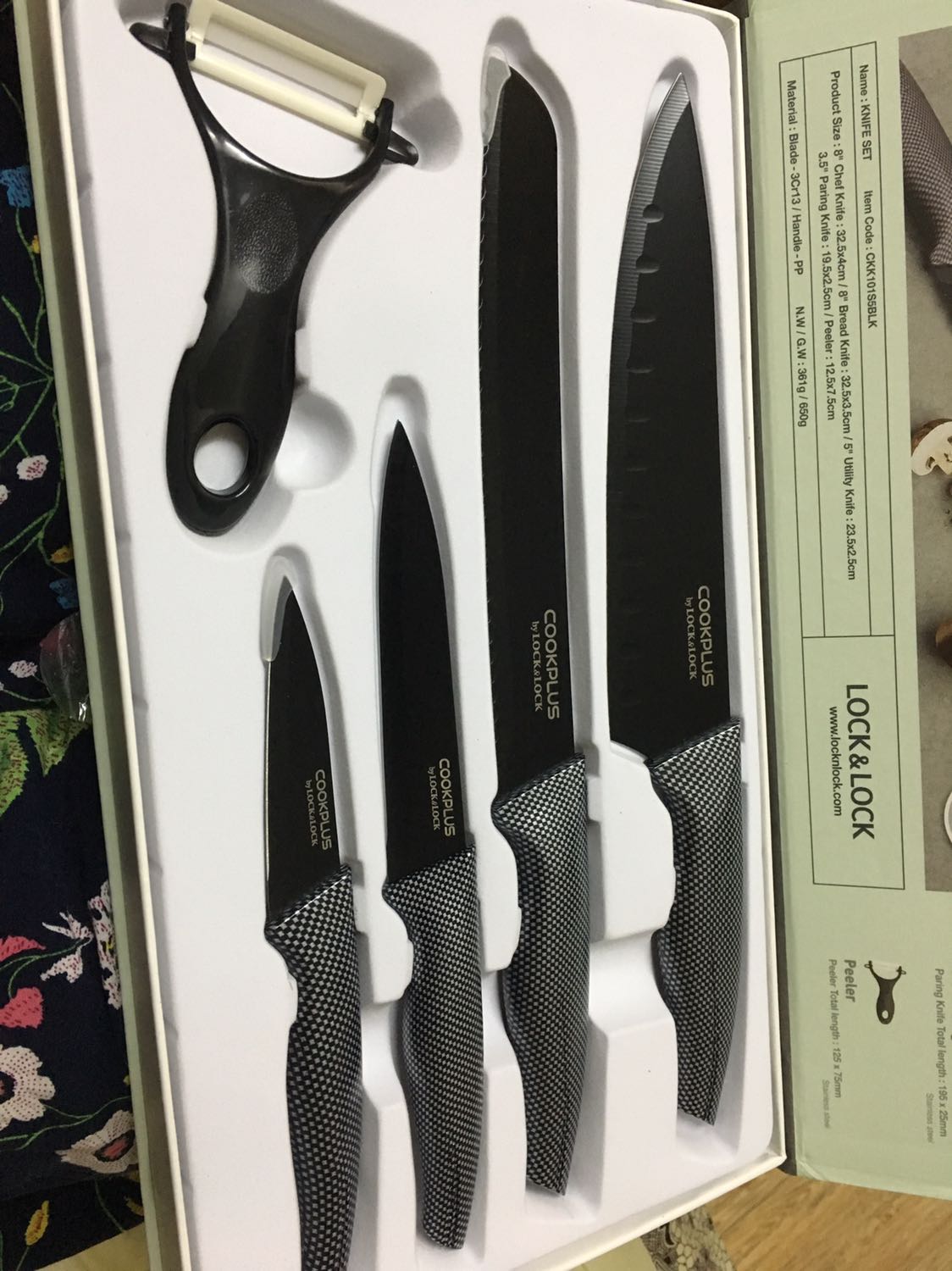 Bộ này không còn nguyên seal, seal đã bị bóc đến tróc cả lớp keo và dính bụi tùm lum. Khi mở ra thì có dao được bịt đầu, có dao thì bị tháo bịt đầu rồi. Chuôi dao lỗi hoạ tiết kẻ caro. Có bụi bẩn và rác nhỏ trong hộp khiến mình nghi là shop đã bóc hộp này ra để *** cho khách khác xem, hoặc hộp này là hàng hoàn trả của khách khác. Do sản phẩm lỗi tùm lum nên khó có thể là hàng chính hãng, mng nên cân nhắc khi mua.

P/s: đã *** dao và ko hề sắc như kỳ vọng. Rất chán.