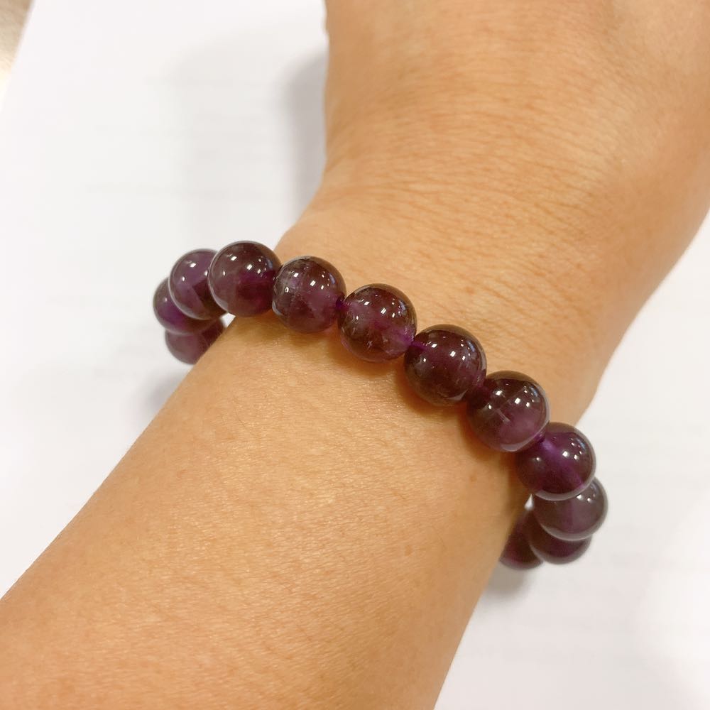 Rất hài lòng. Giao hàng nhanh. Vòng tay nhẹ nhàng, màu tím dễ thương.