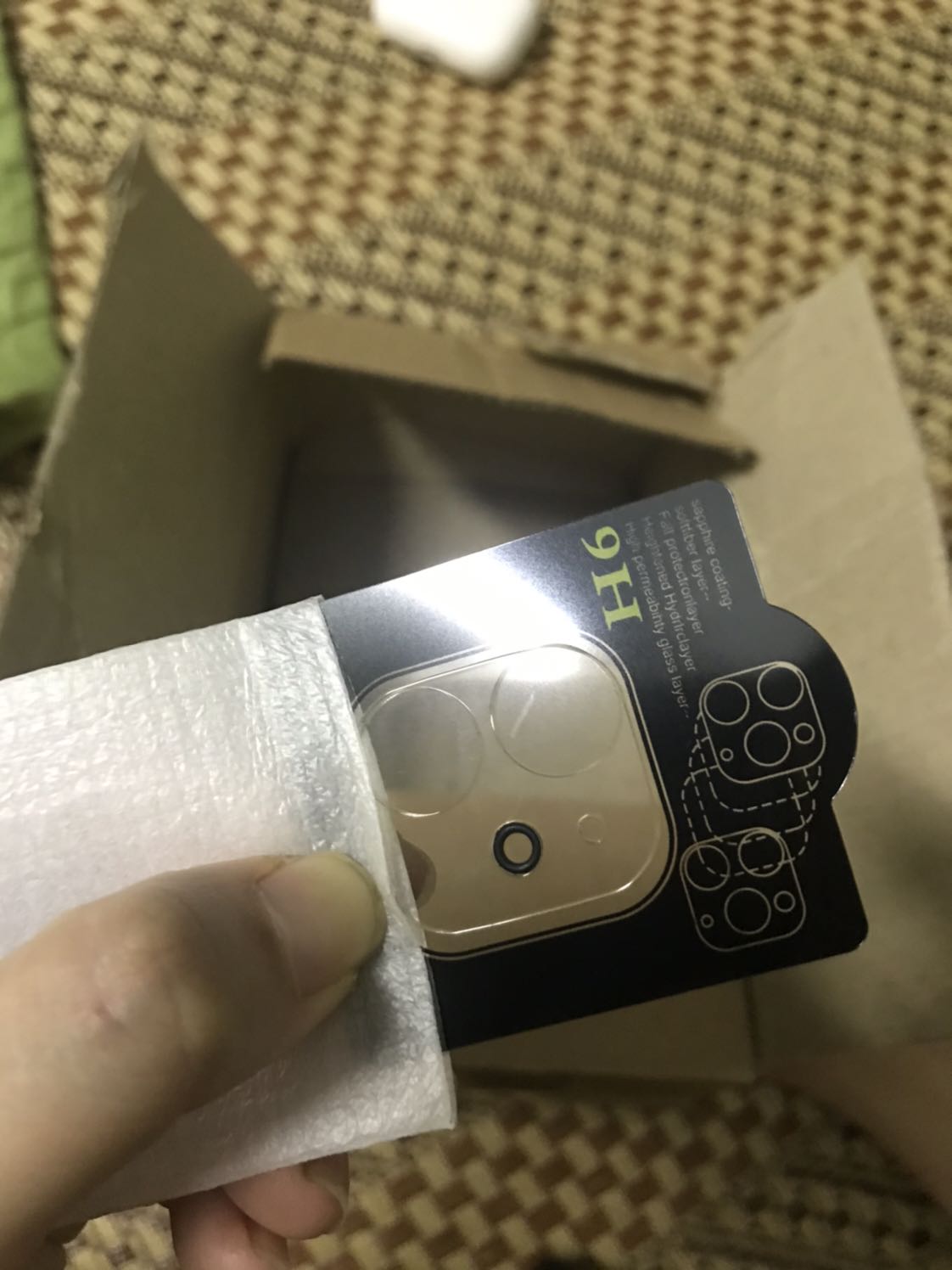 Mình đã hy vọng và muốn cường lực trong suốt cả tấm mà nó lại là loại có chấm vành tròn nhỏ. Có 2 cái trong 1 pack thì 1 cái bị xước. Shop tư vẫn khá nhiệt tình nhưng làm việc chậm, giao hàng cũng chậm!