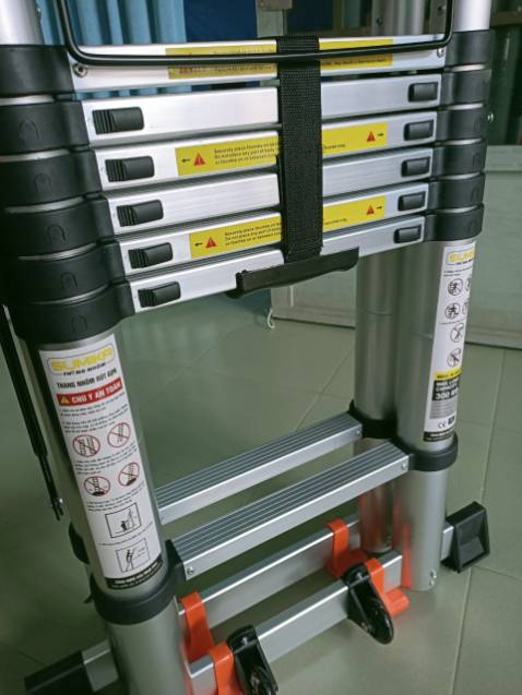 Thang nhôm khá chắc chắn, trọng lượng 80kg leo thang thoải mái không rung lắc, hàng giao đầy đủ phụ kiện, lắp ráp chân thang dễ dàng do có hướng dẫn sử dụng.
