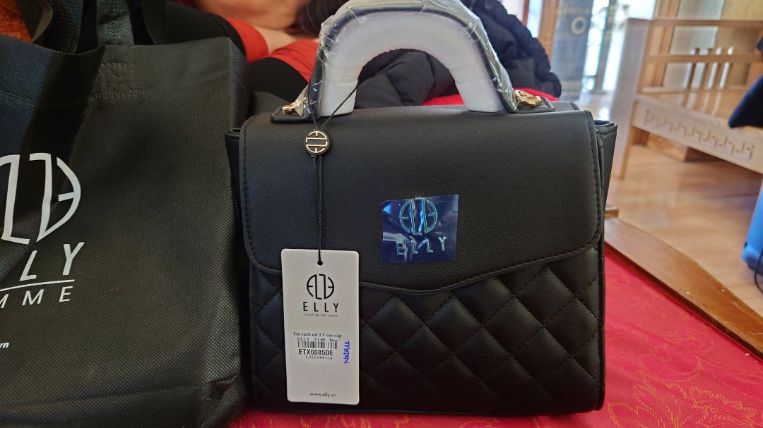 Shop đóng gói ổn, hàng đẹp, da mềm, tuy nhiên phần nắp hơi bị lệch sao ấy, nhìn cái logo là thấy hơi bị khó chịu, cứ cố chỉnh phần nắp mà không được, chắc hàng lỗi nên giảm 50% à shop. Túi bên ngoài bé hơn hình chụp với mẫu nữa, điện thoại mình 6.5 inch để gọi là vừa thôi.