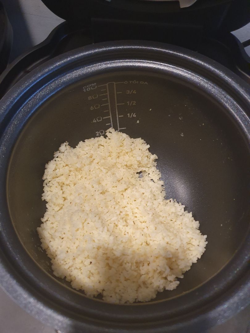 Mua hôm sale giảm còn 4,3 triệu được tặng thêm ấm đun nước. Mình ngắm cái này vì có chức năng xả áp suất tự động cho an toàn, không phải ấn xả như các nồi khác, tiền nào của đó. Mới *** thử cơm chiên trứng thấy oki, thấy nồi to vậy chứ nấu nướng đa năng, gọn gàng hơn. có điều là lòng nồi các đời sau của tefal ko còm làm bằng gang như nồi cơm điện tefal mình đang xài. Mà cho hỏi làm sao để kích hoạt bảo hành. Mình không thấy có phiếu bảo hành đi kèm. Tiki và Tefal vui lòng hỗ trợ kích hoạt bảo hành giúp mình.