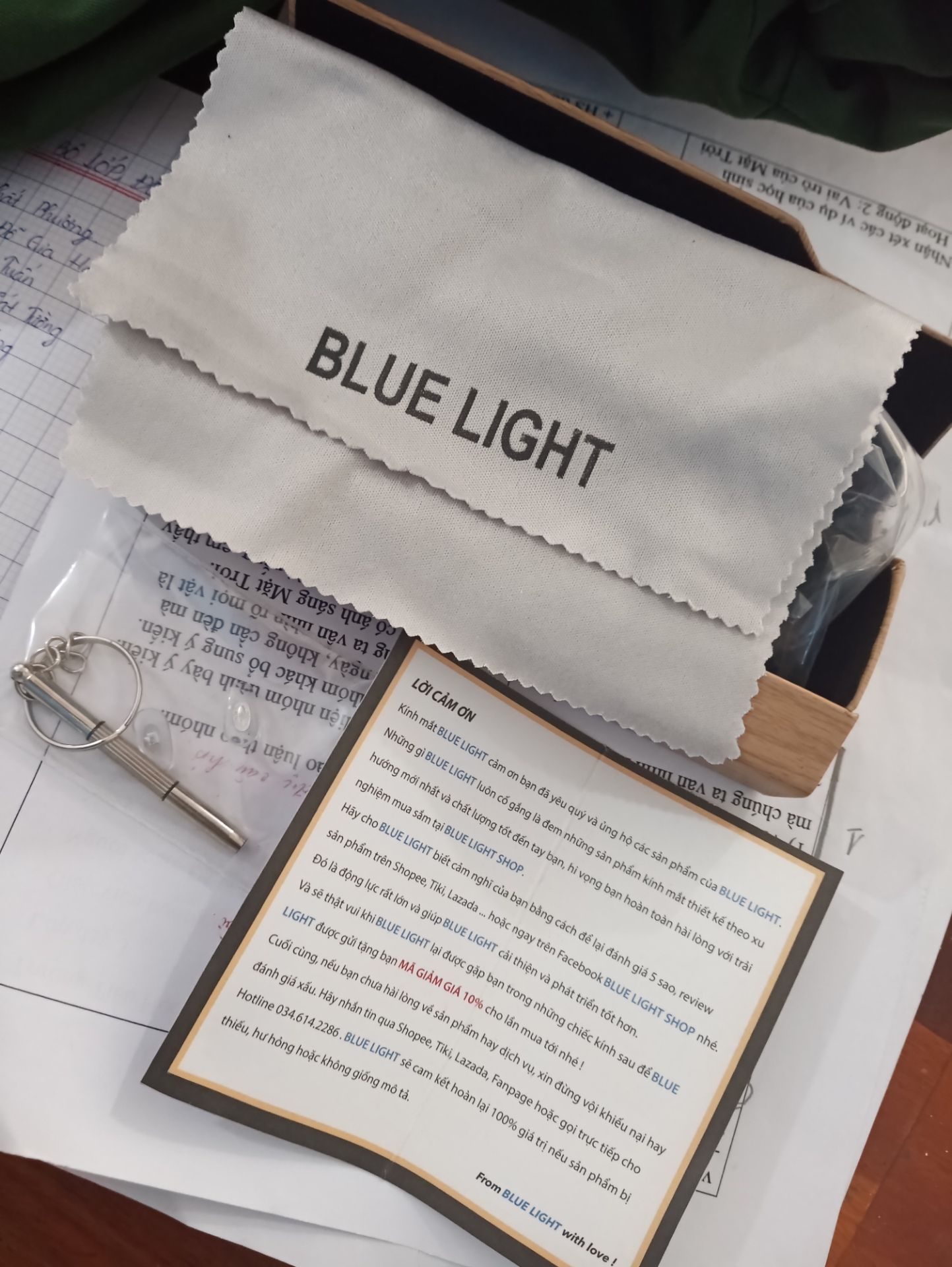 mình rất thích cách gói quà này, vừa dễ thương vừa thân thiện môi trường. hộp đựng kính rất đẹp rất hiện đại, được tặng kèm phụ kiện nữa..