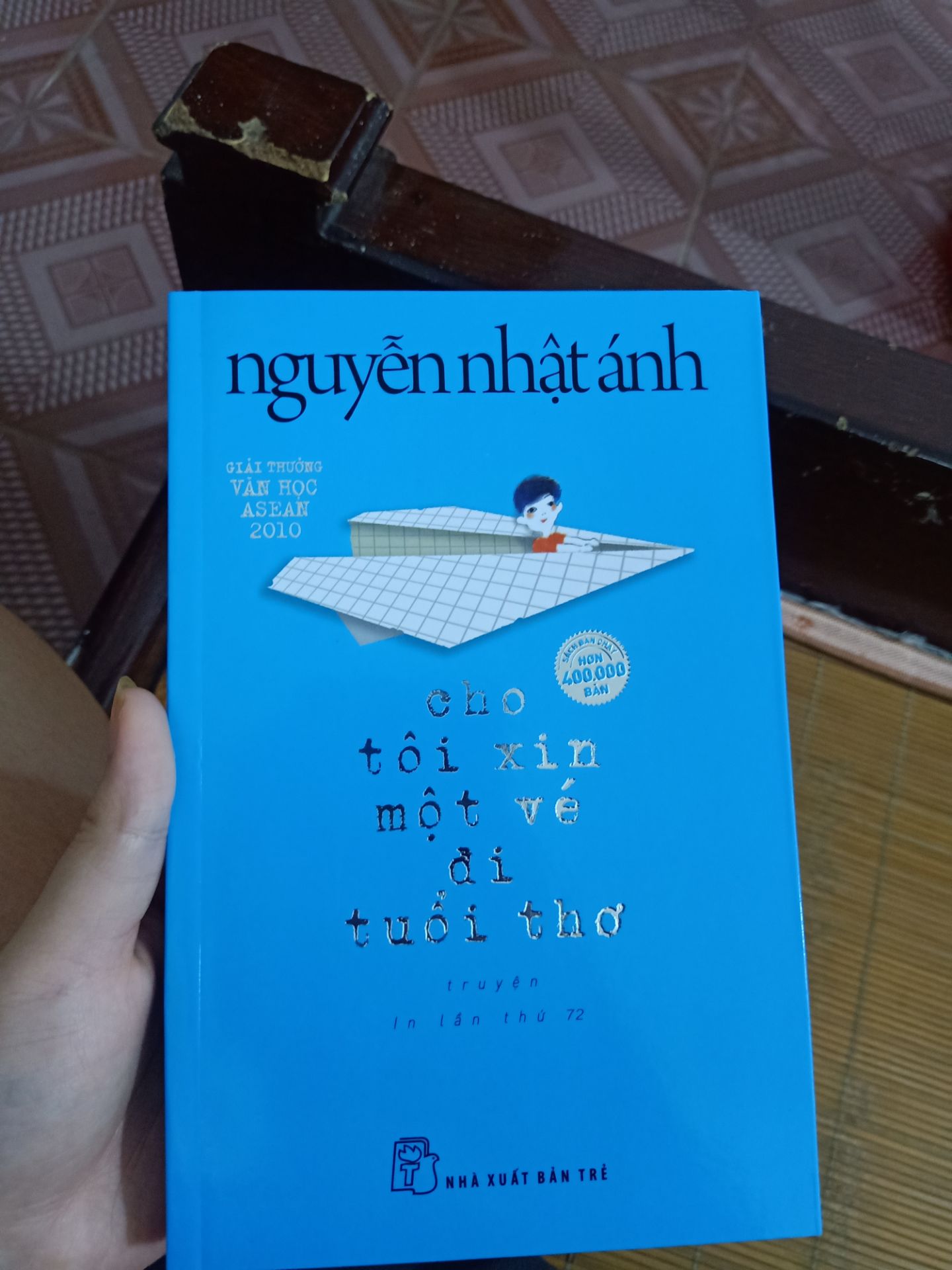 Mình chưa đọc. Giao hàng khá lâu, tầm 1 tuần. Sách có seal, có vẻ là sách mới. Giá sale rẻ hơn rá thường bán rên tiki k đáng kể. Bọc kĩ. Nói chung là ưng nha. Nên mua nếu có thể chờ. Mình chưa đọc. Giao hàng khá lâu, tầm 1 tuần. Sách có seal, có vẻ là sách mới. Giá sale rẻ hơn rá thường bán rên tiki k đáng kể. Bọc kĩ. Nói chung là ưng nha. Nên mua nếu có thể chờ.