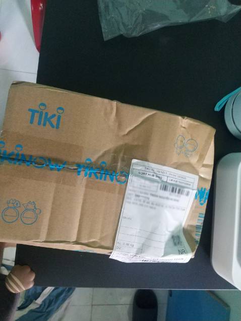 Nhìn cái hộp mà hết hồn, tưởng sách bị df hết rồi chứ, may là nguyên vẹn. Sách này là ghim bấm, mn cần chú ý khi mua, ghim có biểu hiện rỉ sét, và df nhẹ phần gáy. Nxb làm sách khá ẩu, nhìn đúng chán.