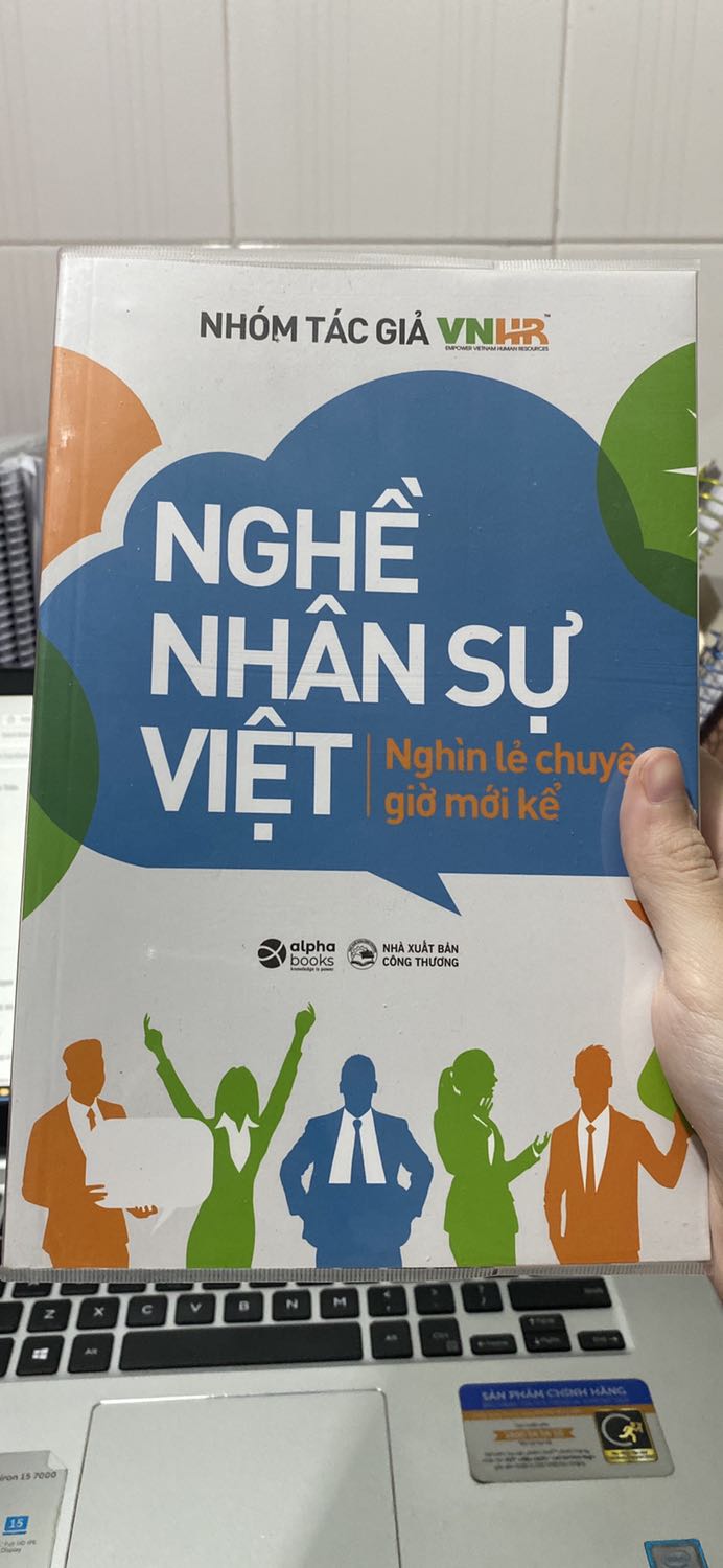 Đầu tiên mình nhận xét về khâu đóng gói của Tiki. Trước giờ mình vẫn luôn rất rất hài lòng khi nhận được sách của Tiki, chưa bao giờ bị lỗi hay cong sách gì cả, bọc sách cũng rất đẹp nữa. Nên khi nhận sách là lúc nào cũng vui hết.
Về nội dung sách, mình đã đọc được 1/2 cuốn rồi và phải nói là cực kỳ hay so với cảm nhận của mình. Mình là sinh viện vừa ra trường và đang theo đuổi nghề nhân sự, cuốn sách là những lời chia sẻ các anh chị đã có rất nhiều năm kinh nghiệm khiến cho mình hiểu rõ được những niềm vui, nỗi buồn và thách của nghề này khi ở Việt Nam. Thông qua những câu chuyện có thật mà các anh chị đã trải qua giúp mình học hỏi được nhiều điều về cách đối nhân xử thế, năng lực của một người HR giỏi là gì,… và một điều nữa là cách chia sẻ rất gần gũi, cảm giác như đang lắng nghe một người mentor đang chỉ dạy mình vậy. Đầu tiên mình nhận xét về khâu đóng gói của Tiki. Trước giờ mình vẫn luôn rất rất hài lòng khi nhận được sách của Tiki, chưa bao giờ bị lỗi hay cong sách gì cả, bọc sách cũng rất đẹp nữa. Nên khi nhận sách là lúc nào cũng vui hết.
Về nội dung sách, mình đã đọc được 1/2 cuốn rồi và phải nói là cực kỳ hay so với cảm nhận của mình. Mình là sinh viện vừa ra trường và đang theo đuổi nghề nhân sự, cuốn sách là những lời chia sẻ các anh chị đã có rất nhiều năm kinh nghiệm khiến cho mình hiểu rõ được những niềm vui, nỗi buồn và thách của nghề này khi ở Việt Nam. Thông qua những câu chuyện có thật mà các anh chị đã trải qua giúp mình học hỏi được nhiều điều về cách đối nhân xử thế, năng lực của một người HR giỏi là gì,… và một điều nữa là cách chia sẻ rất gần gũi, cảm giác như đang lắng nghe một người mentor đang chỉ dạy mình vậy.
