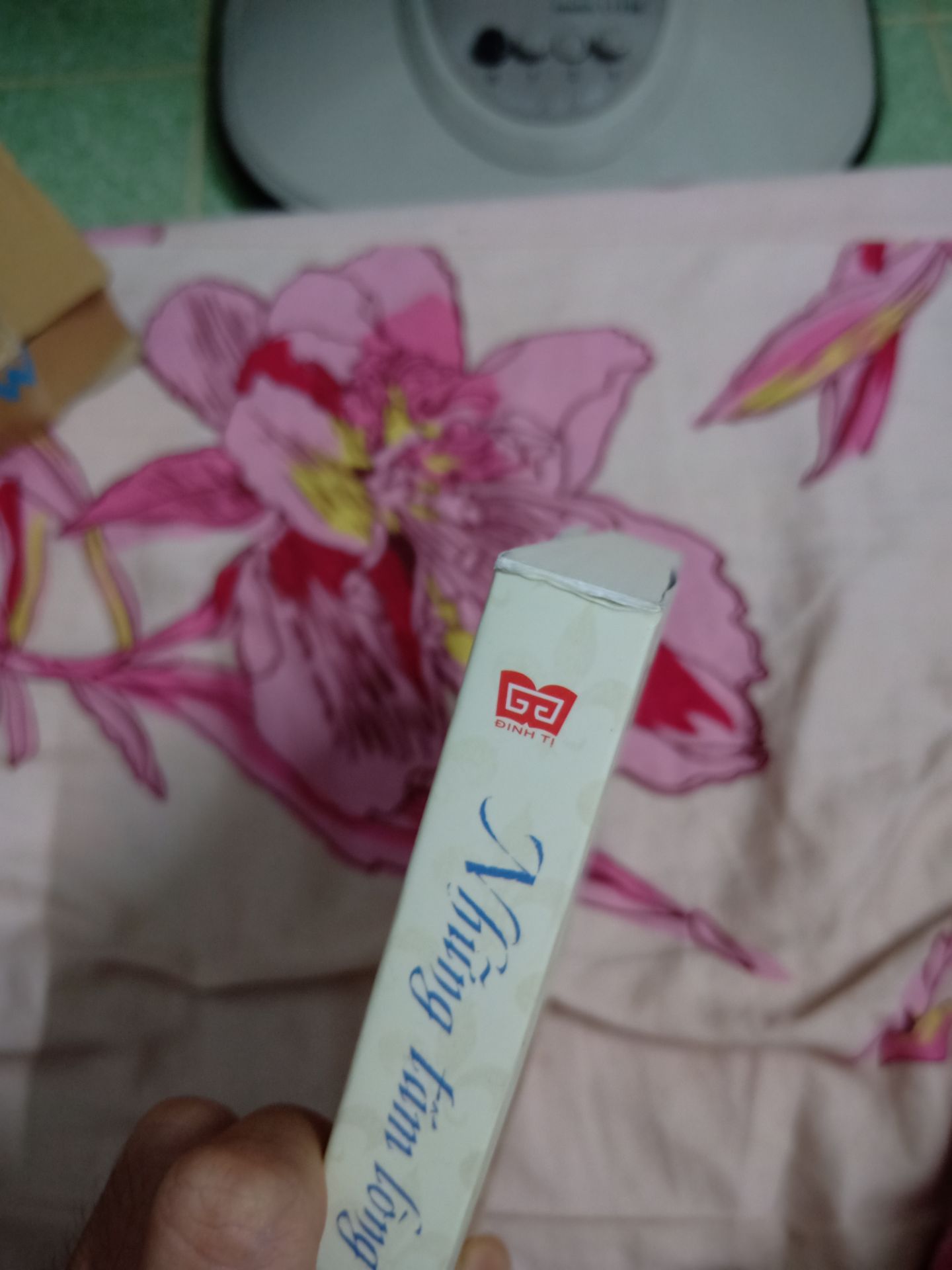 Mình đặt giùm em của mình, sách giao cực nhanh, mới đặt tối hôm thứ 5 thì thứ 6 đã giao tới nhà. Sách mới, đẹp, nhưng có hơi quăn góc trên. Mong Tiki chú ý khâu bảo quản sách hơn ạ. Những câu chuyện trong sách rất ý nghĩa, đáng đọc.