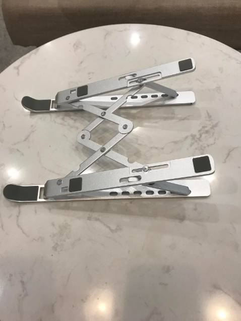 săn được sale giá có hơn 100k, quá hời khi mua được món đồ như này, lại còn đc tặng kèm túi, giá đỡ chắc chắn, gọn, cầm vừa tay không nặng, hợp kim nhôm nên ko sợ rơi hay va đập, dùng đỡ nóng máy giúp tản nhiệt máy luôn. nhìn khá sang