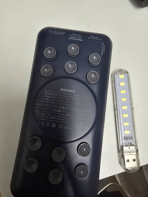 Pin 20000mAh nhưng công suất thực tế chỉ 10000, k có chức năng làm sáng đc bóng đèn led nhỏ, k hiểu vì sao. Trong khi sạc anker 5000mAh làm sáng đc bóng led nhỏ khi cúp điện