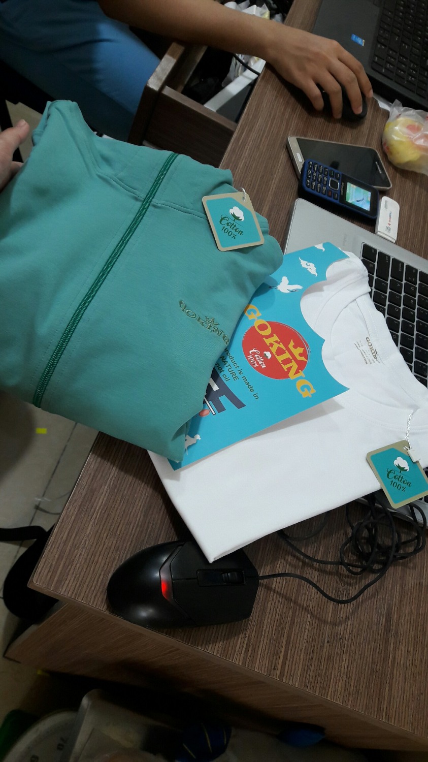 vải áo khoác da cá này dày nè, shop làm màu này đẹp nè giống xanh ngọc mà trầm hơn mặc đi nắng nhìn mát mắt mà không chói lắm, đường may đẹp, bao bì đóng gói cẩn thận