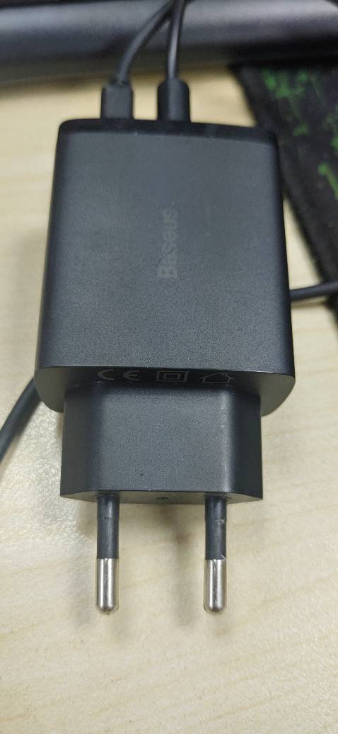 Thiết kế gọn, chuôi sạc thích bợn với nhiều loại ổ cắm, tiện lợi, tương thích với mọi loại thiết bị. Bền sạt ít nóng. Điện thoại android đều nhận sạc nhanh. Mình dùng 4 điện thoại cũng toàn hãng lạ nhưng củ sạc đều sạc rất tốt ( 1 cái LG, 1 rog phone, 1 xiaomi và 1 oukitel).