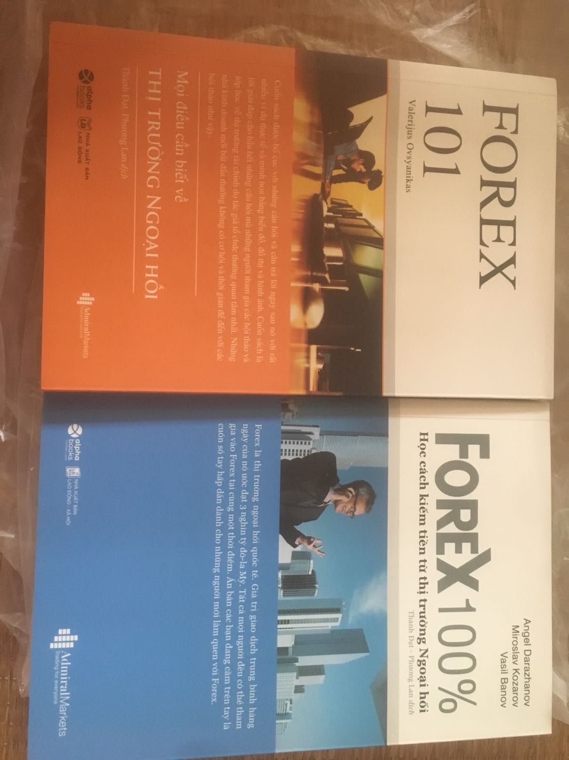 -Về sách thì đẹp, bìa okey, giấy thì cũng được, ko bị mốp méo như mình mua bên ***
-Giao hàng hơi lâu, giao vào chủ nhật, mình hẹn lại sáng thứ 2 mà đến thứ 3 mới có
- mình mua 2 quyển này là 221k, ai mua rẽ hơn thì cmt nha