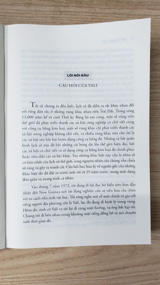 Sách hay. Nội dung phong phú. Văn phong đặc sắc, mang đầy tính thời sự. Nói chung là một trong những quyển sách đáng để gối đầu giường.