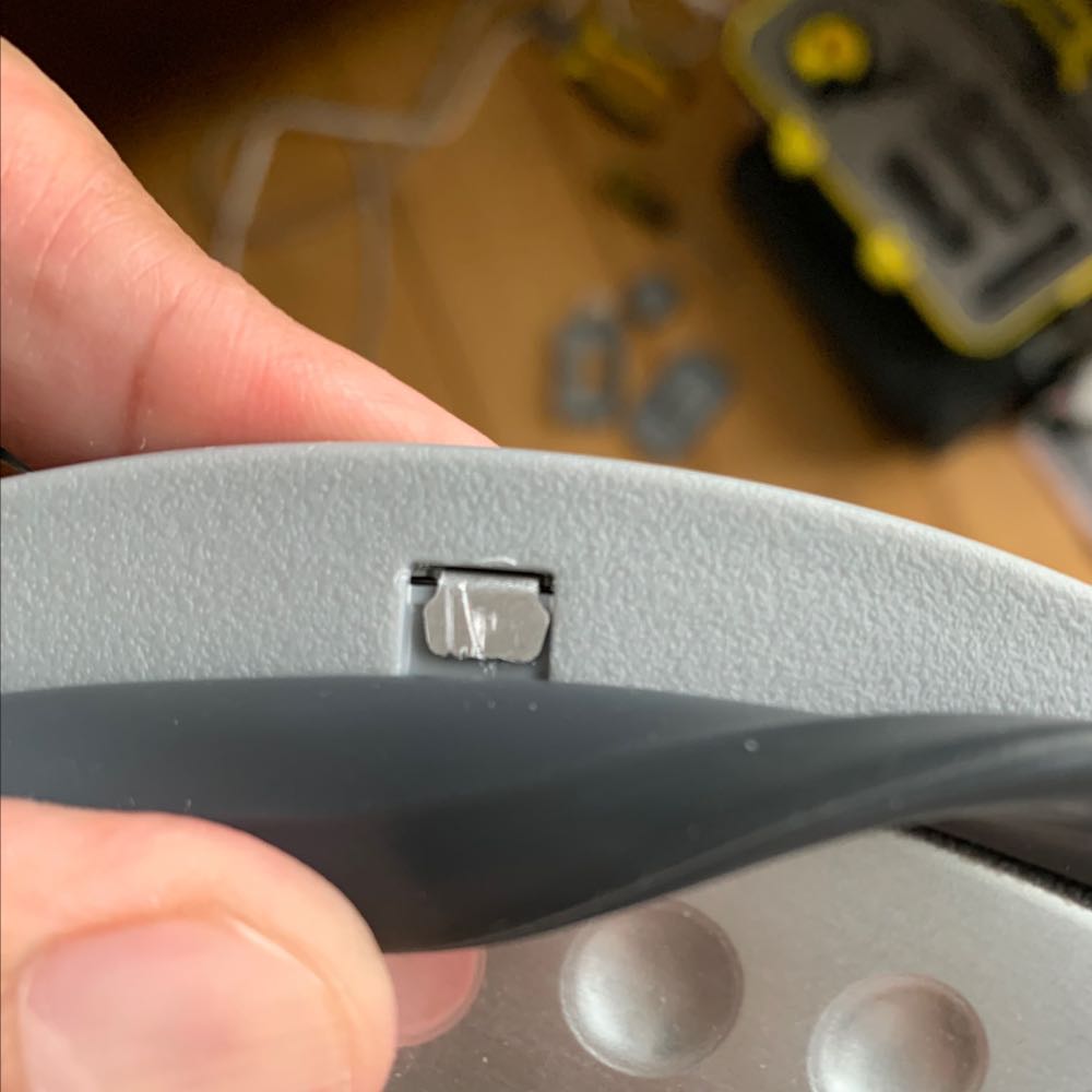 Đã có việc mở ra và lắp lại làm hỏng, chờn gien vít của gioang cao su của phần nắp ngăn nước bay hơi.