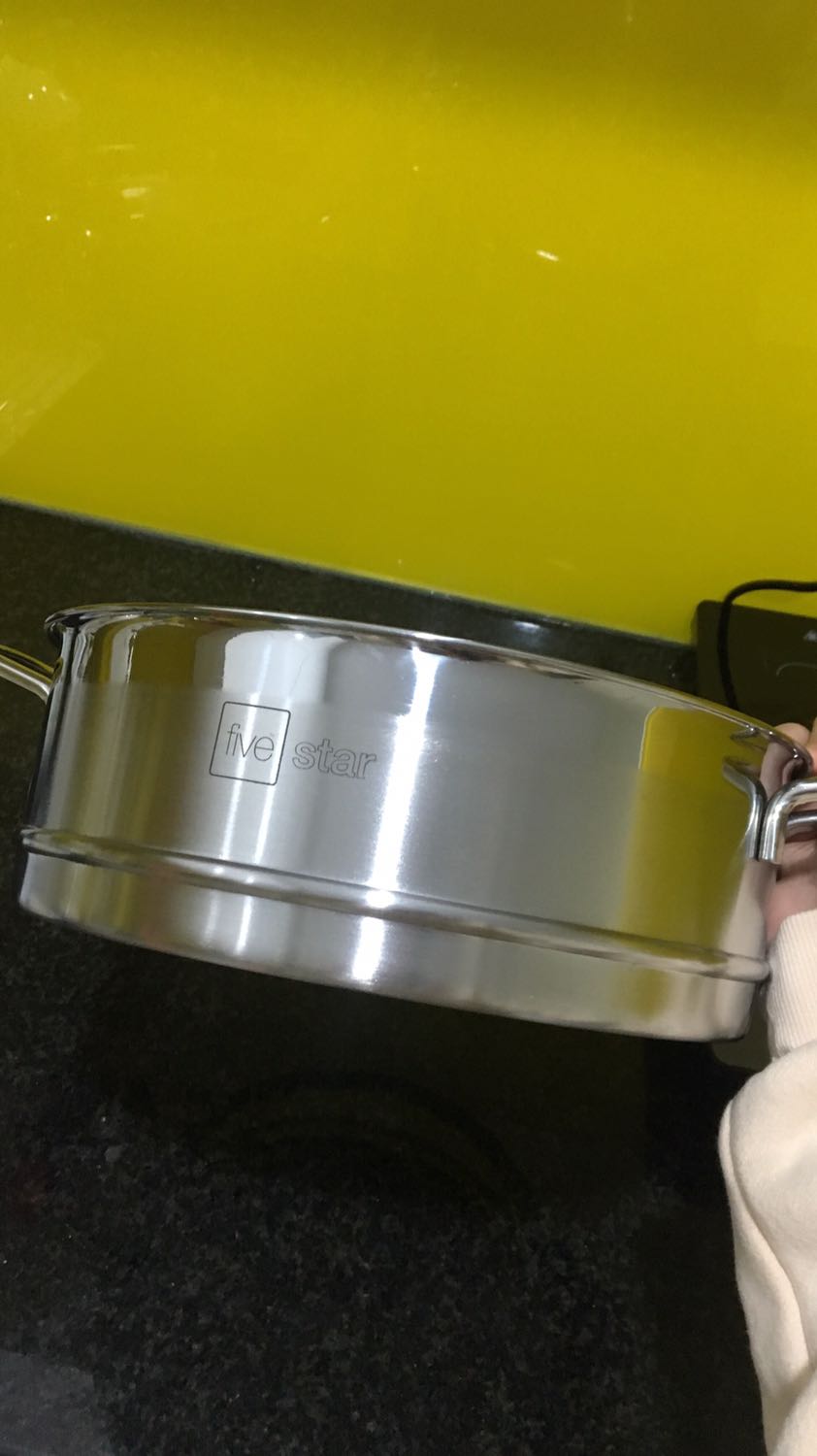 Sản phẩm giống hình. Bóng đẹp. Chất lượng  dày dặn. Rất ưng ý. Vì mình đã có một nồi 26 cm rùi nên lần này chỉ mua xửng hấp thui, rất vừa vặn với nồi hiện tại mình có. Vì xửng hấp này có bán lẻ nên mình đã tiết kiệm tiền mua