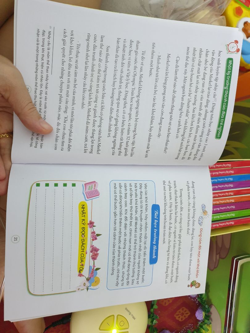 Bộ sách gồm 10 quyển với 10 chủ đề khác nhau.Cách viết của mỗi quyển là những câu chuyện ngắn chứa đựng những thông điệp của chủ đề đó, sau mỗi câu chuyện là sự đúc kết qua" Bài học trưởng thành". Vì vậy, việc đọc sách khá thú vị, ko giáo điều, sáo rỗng, dễ hiểu, dễ cảm.Và tác giả có thêm mục "Nhật ký đọc sách của tôi" để trẻ có thể ghi những cảm nghĩ của mình.Điều đó thật sự rất hay.
Các ba mẹ nên mua bộ sách này cho con mình đọc