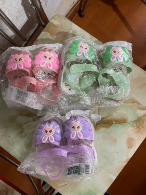 Bàn như hình.cảm gíac bé và thấp hơn bàn cũ.hay đổ hơn khi đặt viết về phía ng tì.nên thêm lót 4 chân để đỡ đổ.nhìn chung là khá ổn.mua mình xài chứ k nên cho bé học.Ảnh tạm.