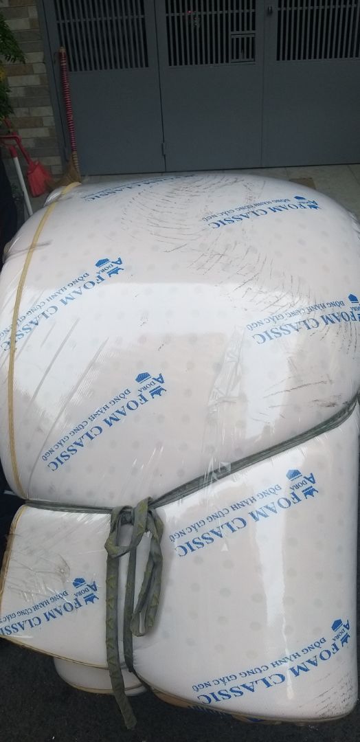 hình như nệm cũ, đóng gói bẩn quá, keo dán đầy mặt nệm