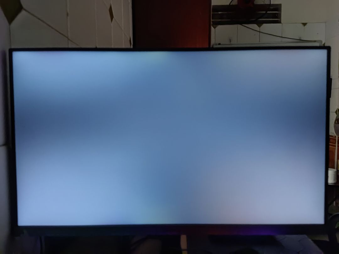 sản phẩm bị hở sáng ở viền màn hình. tôi đã gửi yên cầu đổi hàng đc 2 ngày nhưng tiki vẫn chưa phản hồi. 
Update sau 2 ngày mình phản hồi thì Tiki đã liên hệ và hỗ trợ đổi hàng. Màn hình sau khi đổi thì đã ok hơn, k còn hở sáng ở viền màn hình. Chất lượng chấp nhận đc so với sp trong tầm giá (2 ảnh cuối là ảnh màn sau khi đc đổi)