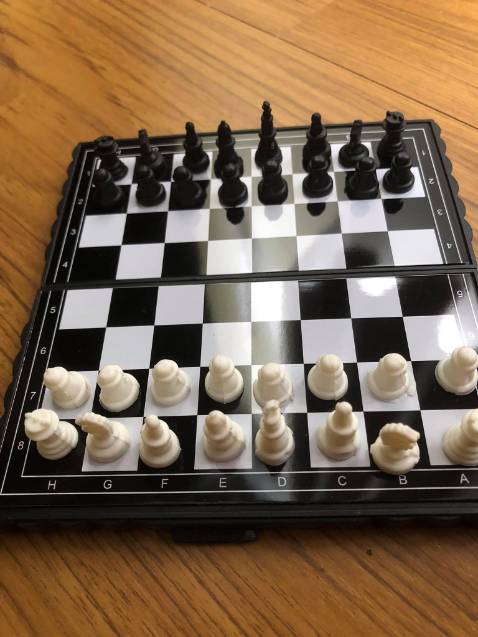 Shop cố tình cung cấp hình ảnh không chính xác (ảnh 2) gây nhầm lẫn cho khách hàng.
Quân cờ có mức độ hoàn thiện kém, không được như hình đâu các bạn nhé.