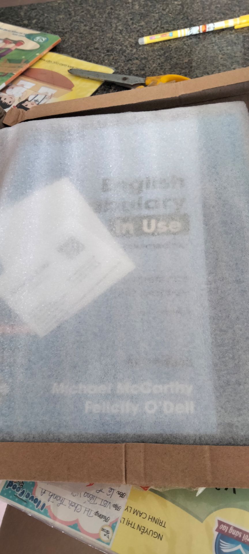 Shop giao nhanh mặc dù dịch chỉ trong 4 ngày đóng gói rất cẩn thận.Sách đẹp,dày,chi tiết,học từ vựng thông qua các đoạn văn hay,có cả đĩa CD để nghe.Nhưng mà sách này chỉ thích hợp cho những bạn có nền thật vững tại vì sách khá khó nên nếu mới bắt đầu thì nên cân nhắc.Mình mua để tủ sau này học thì sẽ hiệu quả hơn.Sách rất đáng tiền.Chúc mọi người chinh phục tiếng anh thành công