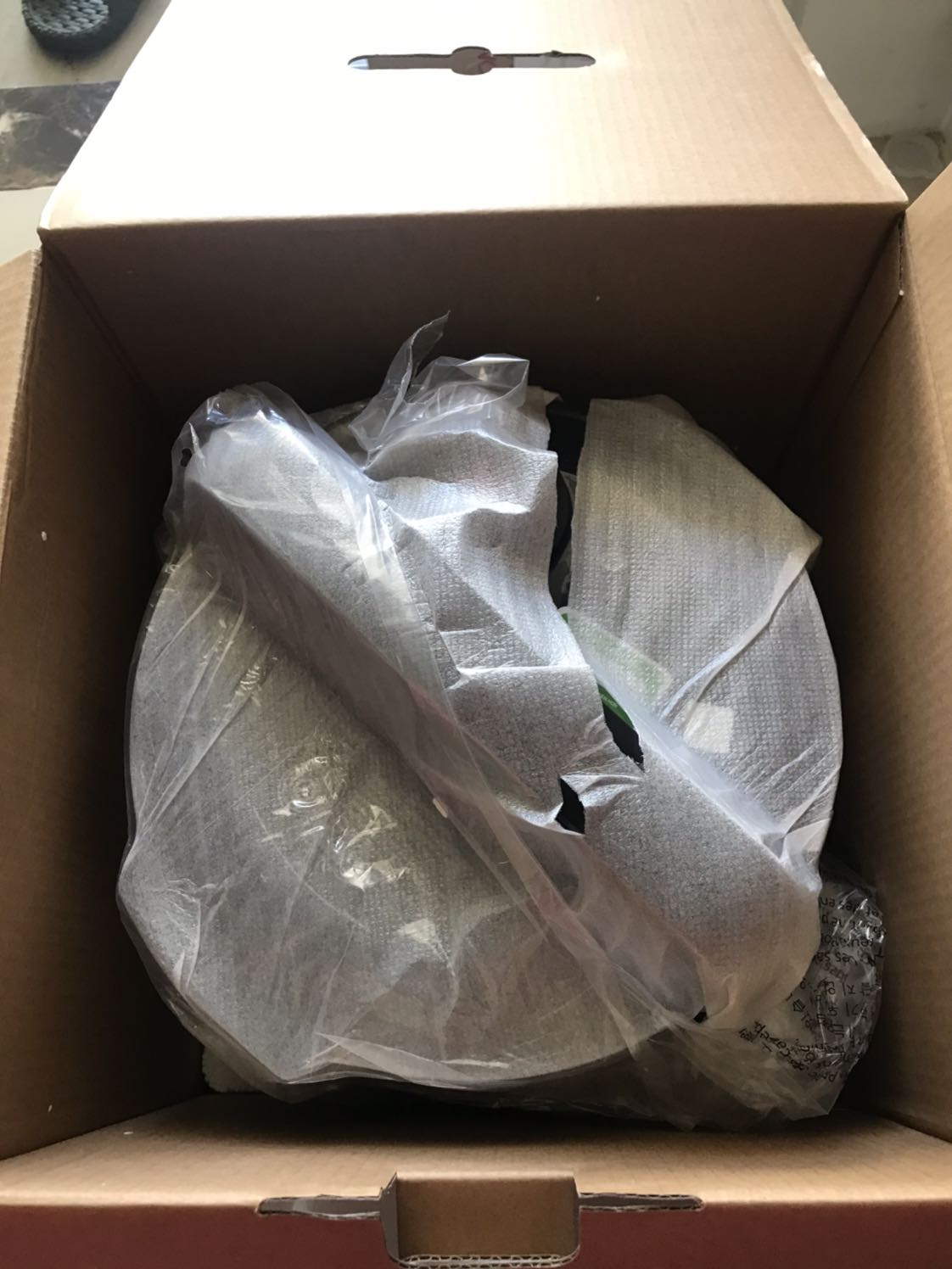 Tiki đóng gói kỹ nhưng đáy nồi bị mất 2 ron cao su giữ chân nên bị trơn chạy trên mặt bếp đá ! Làm sao có ron chân đủ