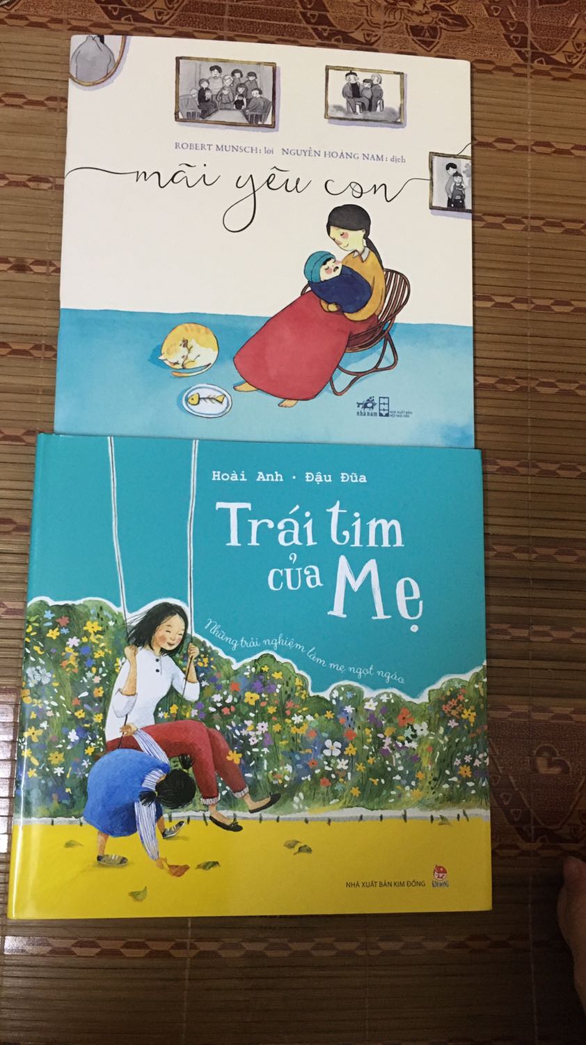 Tranh đẹp, lời yêu là cuốn sách này đây ạ.
Bé nhà mình thích lắm, tối nào trước khi đi ngủ cũng đọc cho con nghe, thế là con chìm vào giấc ngủ ☺️