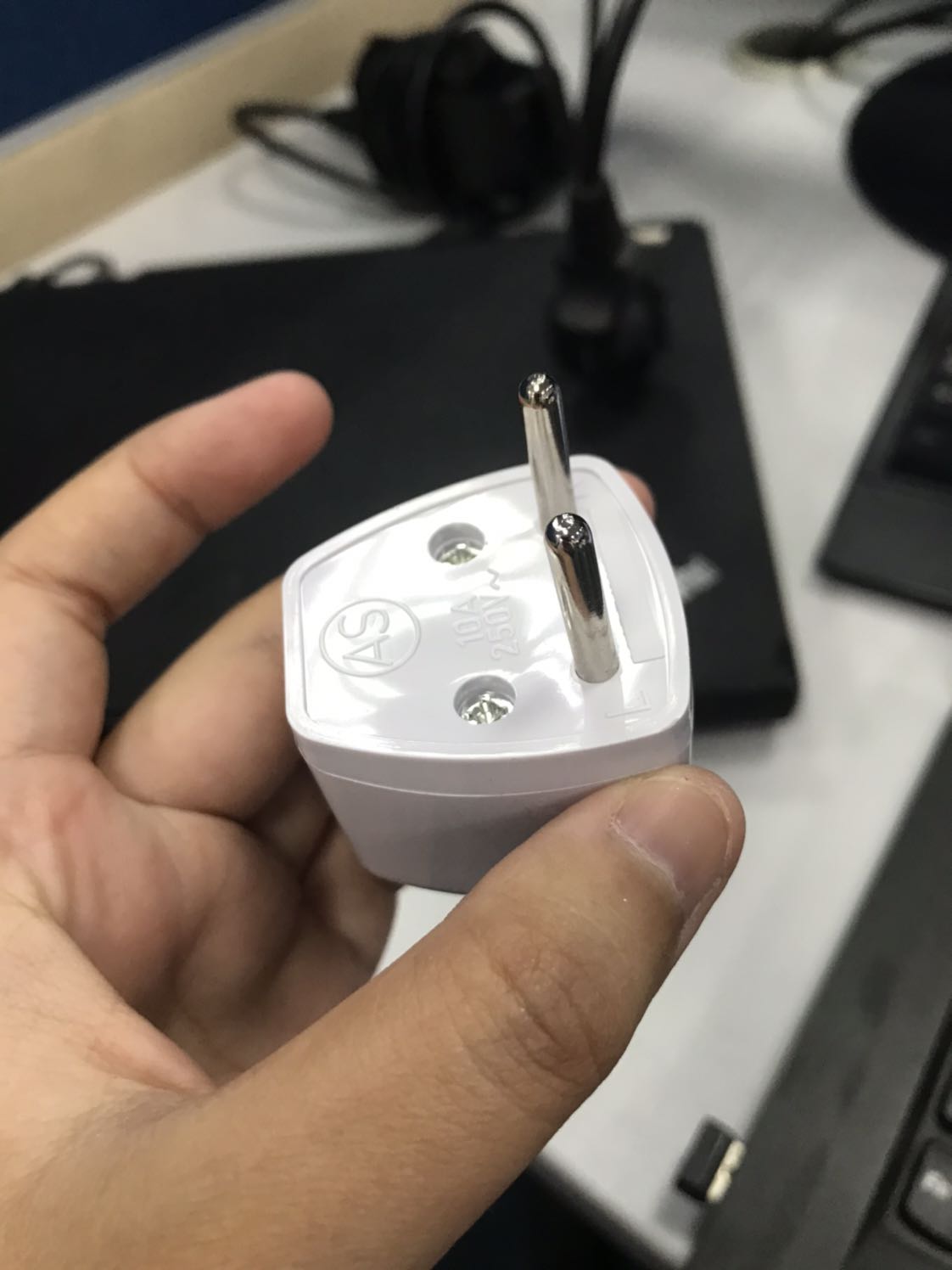 Tại sao lại để là chuyển đổi 3 sang 2, giờ mua về là 2 sang 3?! Không thể nói có hình minh hoạ thì tự mà nhìn được, chả lẻ up hình ip7 nói ip11 được?! Đã vậy còn bắt mua đơn ít nhất 2 cái?!