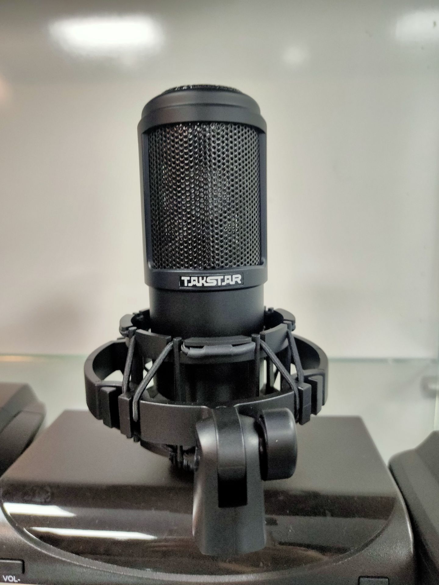 giao hàng nhanh ghê , bóc ra thấy hàng rất đẹp , hộp siêu cứng , haha , mình mua tặng bạn , nen cũng thấy ưng .  tặng shop 5 sao nhé