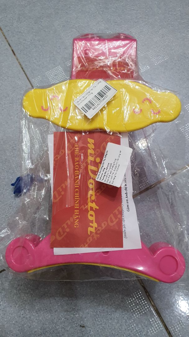 cảm nhận đầu tiên là ok, cho bé viết thử thì thấy thẳng lưng, nhưng cũng phải điều chỉnh độ cao của ghế cho phù hợp