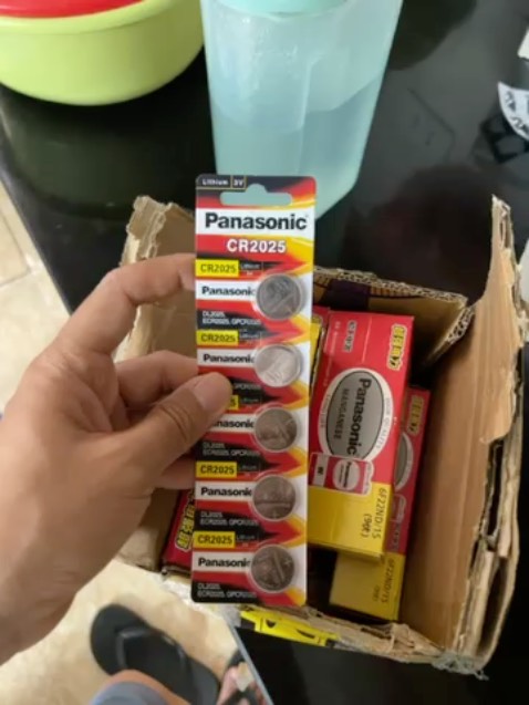 Hàng không rõ nguồn gốc. Không phải hàng chính hãng như shop mô tả  . Theo mình được biết thì hàng chính hãng là hàng có nhãn phụ do Panasonic Việt Nam nhập khẩu và phân phối. Đề nghị Tiki xem lại