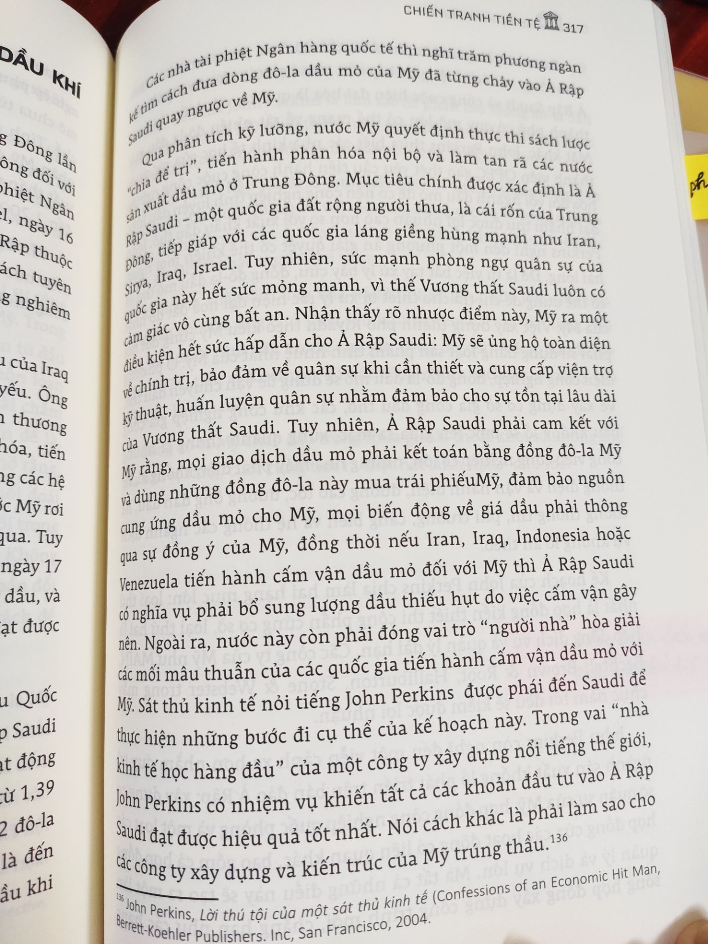 Cuốn sách hay nhất mình từng đọc về chủ đề tài chính tiền tệ. Chiến tranh tiền tệ ko chỉ nói về nguồn gốc và sự ra đời của các ngân hàng ở châu Âu, World Bank hay IMF mà còn giải thích cặn kẽ quá trình phát hành, bản chất và những vấn đề xoay quanh đồng đô la Mỹ. Vì sao đồng đô la Mỹ lại là đồng tiền có sức mạnh bậc nhất thế giới, bí mật đằng sau những cuộc khủng hoảng kinh tế, và nguyên nhân của những cuộc chiến tranh người ta cứ ngỡ là do khủng hoảng chính trị. Tác giả đã phơi bày vai trò của kinh tế trong dòng chảy lịch sử, hay nói cách khác là mối quan hệ mật thiết giữa kinh tế vs. chính trị. Liệu kinh tế là động cơ hay mục tiêu cuối cùng của chính trị? Qua Chiến tranh tiền tệ, góc khuất của nhiều sự kiện cũng được hé lộ. Vì sao tỷ lệ tống thống Mỹ trong TK 20 trở về trước qua đời còn cao hơn tỷ lệ rơi máy bay? Vì sao chiến tranh Việt Nam lại kết thúc? Mối quan hệ giữa đồng USD và dầu mỏ là gì? Hoặc đơn giản vì sao các nước giàu thì mãi giàu còn các nước nghèo sẽ mãi nghèo.
Tất cả câu trả lời đều nằm trong Chiến tranh tiền tệ. Rất phù hợp với các bạn có background là Kinh tế và cũng yêu thích lịch sử hiện đại, một cuốn sách vừa nghiên cứu, vừa kể chuyện.