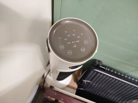 Phòng 21m2, thời tiết Hà Nội cũng không quá lạnh, chỉ hơi se lạnh nhưng máy làm ấm khá kém, không rõ ràng, mặc dù đã bật chế độ ấm nhất. Tính ra thì không khác cái máy sấy trong tủ sấy quần áo là mấy, có điều không kêu to bằng máy sấy. Đặt để chiếu vào giường cũng không tác dụng hơn là mấy vì quạt của máy hướng lên phía trên