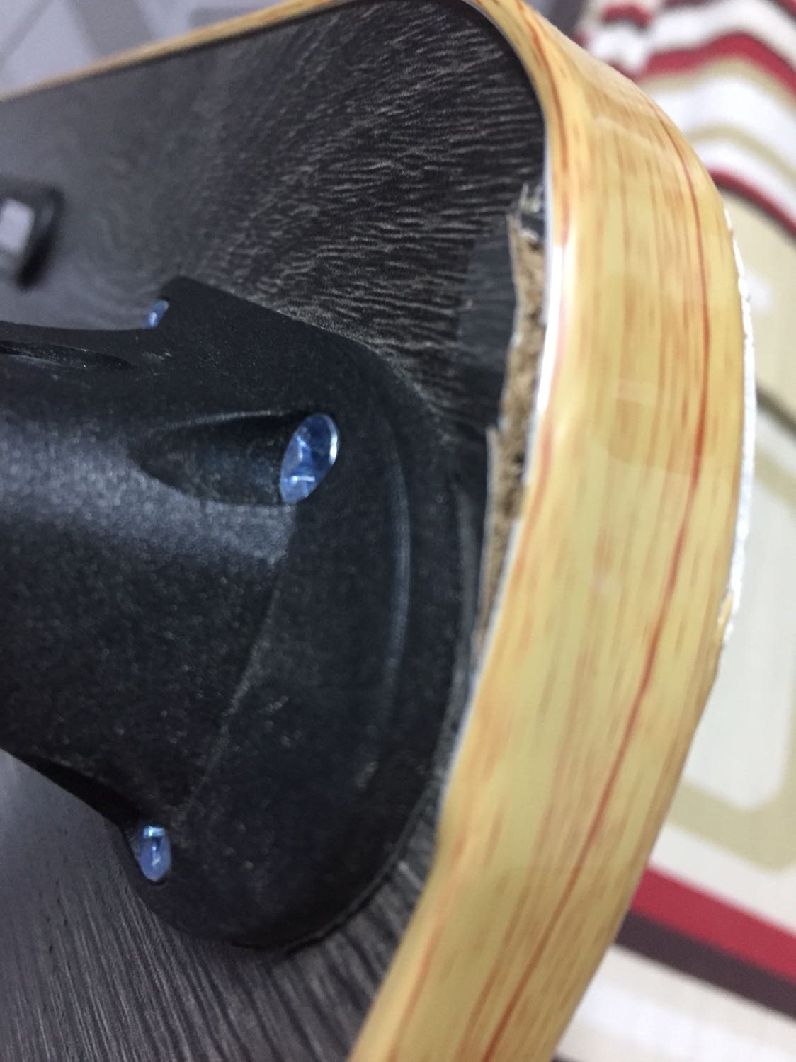 Mình vừa nhận hàng, lên nhà mở ra xem lỗi tung toé. 2 góc bàn bong tróc hết ra lòi cả mùn gỗ công nghiệp bên trong. (Ảnh chụp gửi kè). Khe gắn ipad lỏng. Túm lại shop phải đổi cho khách bàn khác ko bị lỗi, nếu ko phải hoàn trả lại tiền khách hàng. Rat mất thời gian của khách!