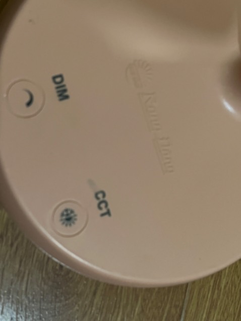 Độ sáng có 3 mức, và 4 loại ánh sáng như quảng cáo, chat với người bán để chọn màu và đc màu như yc, mỗi tội đèn này chắc cg là đèn bảo hành gửi lại vì dây điện ko trắng mới mà xỉn, nút bấm có dấu hiệu lem mực và bề mặt chân đèn hơi móp, xước. Hy vọng đèn bền thì thôi xấu cg chấp nhận đc