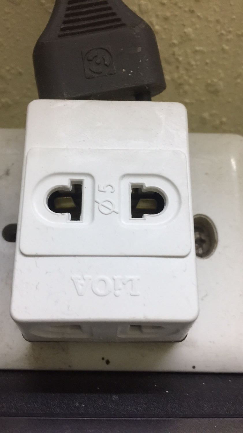 Ổ chia 3 chắc chắn. Phù hợp với cắm đồ dùng công suất nhỏ như quạt. Mạng.