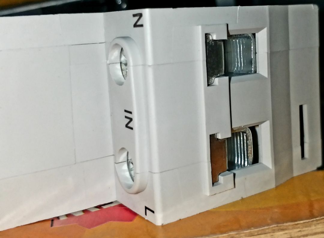 Cần gạt cụt nên không tiện cho tắt mở nhiều lần. Chỗ gắn dây thì tuyệt vời, tốt hơn Panasonic Thái. Tuy nhiên có cắt được dòng rò về giá trị cũng như tốc độ thì sản phẩm không có clip đánh giá nên chỉ mua niềm tin là chủ yếu