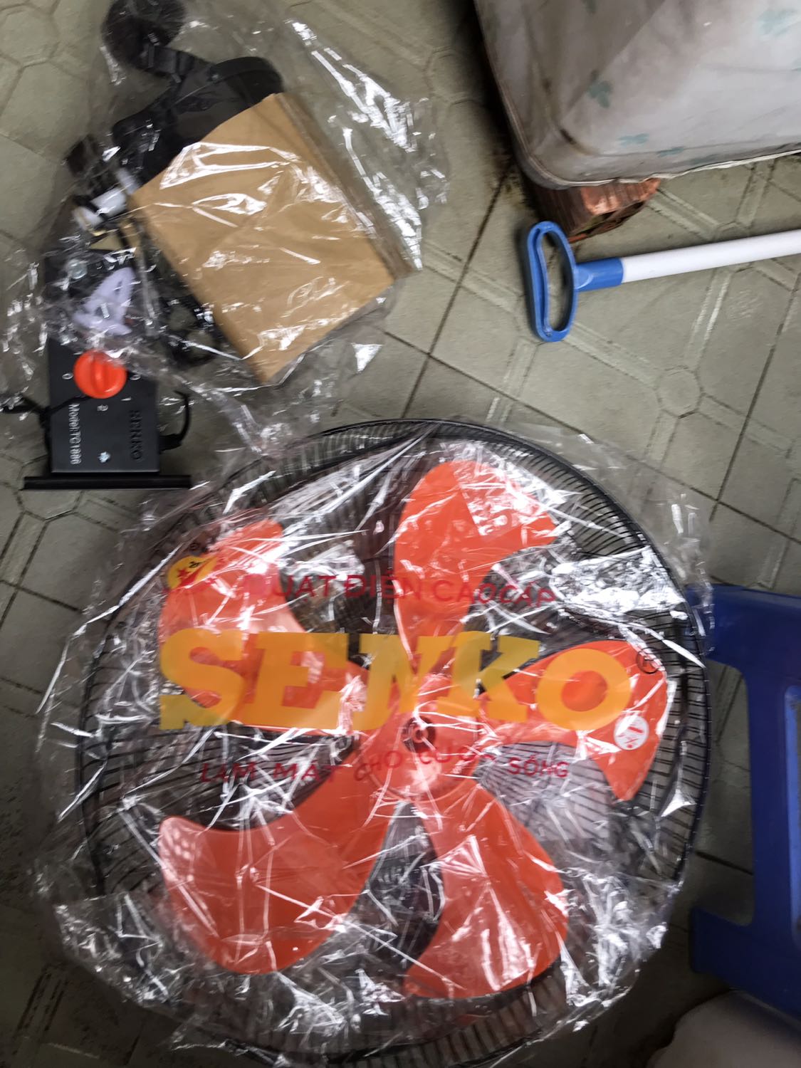 Đóng gói bao bì cẩn thận. Hơi trục trặc khâu nhận hàng tí nhưng vẫn ổn. Shop tư vấn nhiệt tình. Quạt mát tốt. Cảm ơn shop