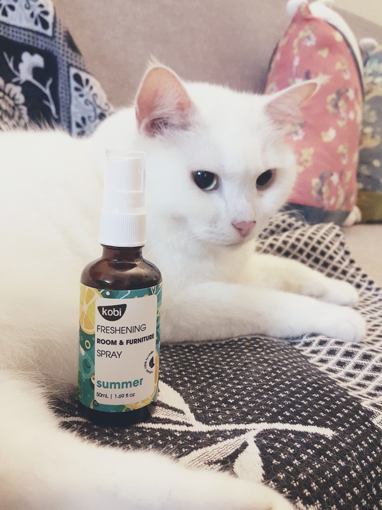 Mình ở chung cư phòng nhỏ và kín lại nuôi mèo. Dù hàng ngày có lau dọn, tắm cho mèo sạch thế nào thì cả ngày nó ở nhà đi vệ sinh vào chậu cát đến tối mình về mở cửa ra là thấy mùi mèo rồi. Thường mình hay đốt tinh dầu cho thơm phòng nhưng tinh dầu thì phải chờ 1 lúc nó mới đủ thơm cả phòng mà át mùi mèo đi. Từ hôm mua đc chai xịt này về, trong lúc chờ máy xông tinh dầu làm thơm phòng thì lấy chai này xịt phát là át hết mùi luôn :))). Mà mùi thơm thì là mùi tinh dầu bạc hà, chanh tự nhiên như mùi tinh dầu shop vẫn bán thôi nên cũng ko gây khó chịu cho cả người lẫn mèo. Nói chung là rất ok ạ. Mong shop sớm sáng tạo thêm các sản phẩm tiện ích từ tinh dầu mình sẽ ủng hộ dài dài nhé!.