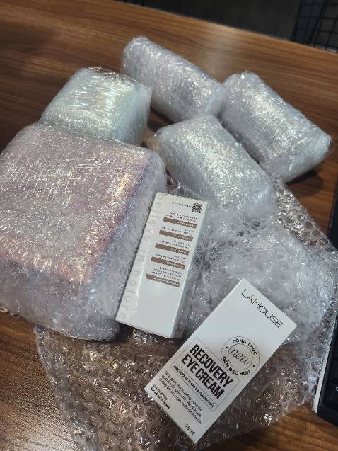 Klq đến sản phẩm nhưng góp ý về bao bì đóng gói, lãng phí và ko thân thiện với môi trường, dùng quá nhiều nilon. Mình mua thường xuyên và mats nhiều thời gian để mở nao bì