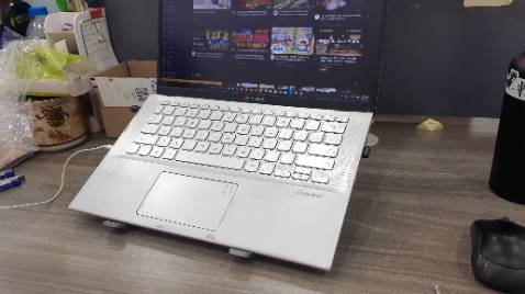 Kệ kim loại cầm chắc tay, nặng hơn những loại mình từng mua, còn tặng kèm cả túi đựng. Khá ưng!!!!