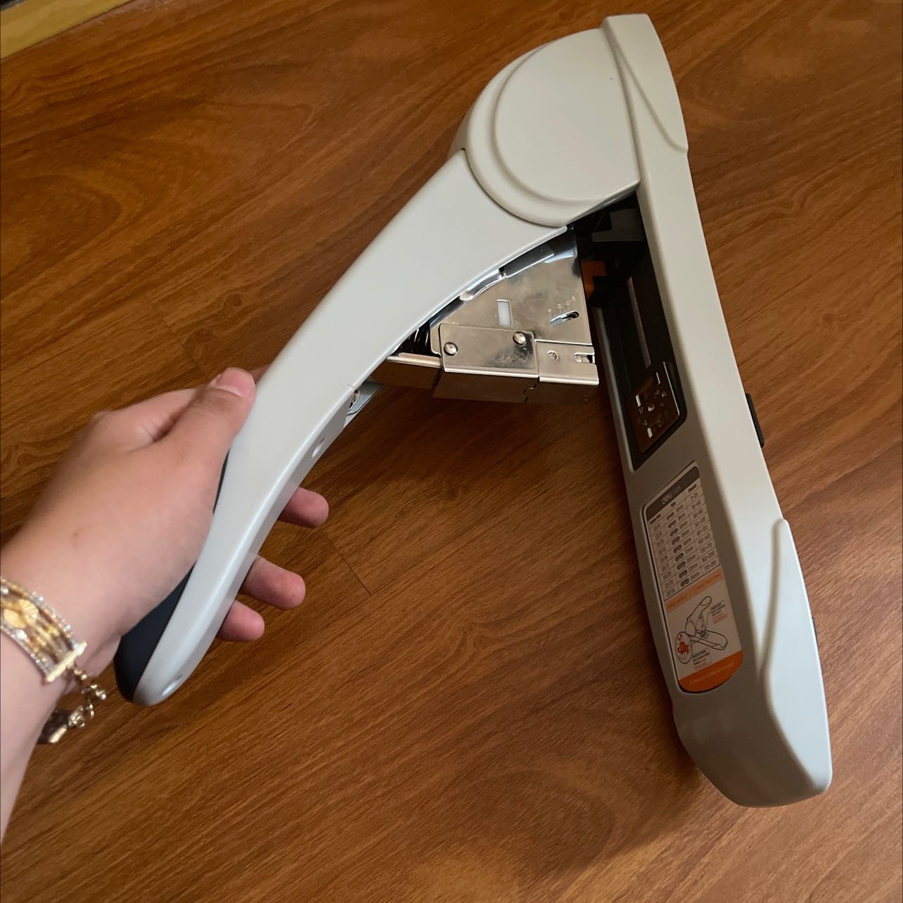 Sản phẩm của deli thì sử dụng khá nhiều loại rồi, đa phần đều chất lượng tốt, dụng cụ bấm kim nhỏ gọn, nhẹ, dễ vận chuyển, có trợ lực nên đóng tập dày cũng nhẹ nhàng hơn. Các chi tiết đều hoàn hảo, có nút bấm đẩy ngăn kim ra, điều chỉnh được vị trí nhẩn kim