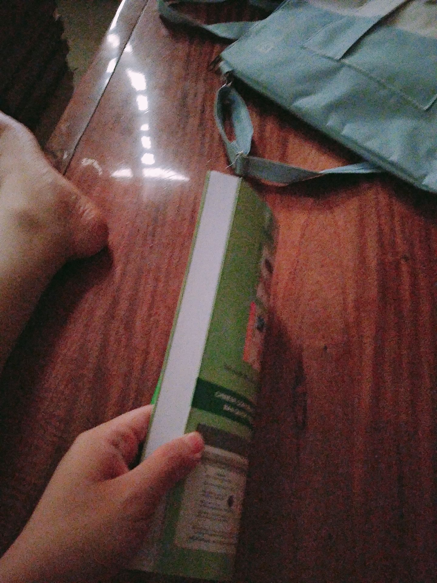 Sách học tốt, đẹp ,dễ hiểu, nhưng khi giao về có quyển bị móp ở dưới góc, giáo hàng nhanh