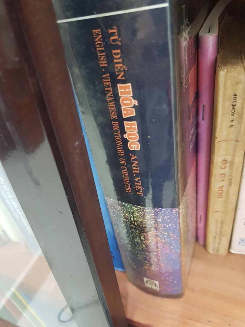 Cuốn sách tương đối hay. Ai muốn tìm hiểu về lịch sử năng lượng và các vấn đề liên quan có thể đọc cuốn này. Mình thích tìm hiểu lịch sử nên mỗi cuốn sách giúp bổ sung cho mình thêm hiểu biết về các giai đoạn lịch sử.
Nhưng cuốn có 600 trang thì 150 trang là tài liệu tham khảo, lãng phí không cần thiết. Nếu chiếu theo quản quyền bắt buộc thì thôi, chứ không có thể bỏ hoặc in nhỏ hơn để tiết kiệm giấy, hạ giá bán, vì chẳng ai quan tâm và có đk lục tài liệu tham khảo để đọc.